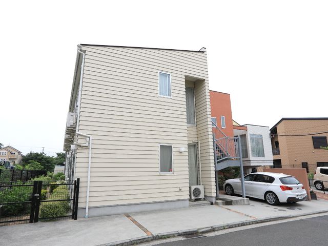 明るい建物の外観 他の入居者とお話しできる談話コーナー 清潔感のあふれる明るい建物です。周囲の環境も整っており、快適な勤務が期待できます。