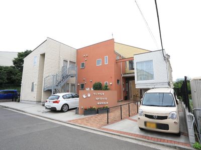 外壁が印象的な明るい建物