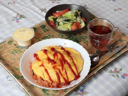 オムライスとサラダの食事