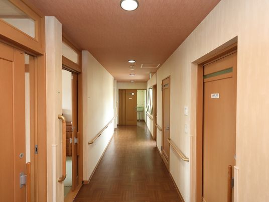 明るい通路と部屋の扉