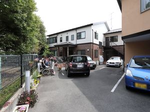 外に人々と車両の外観
