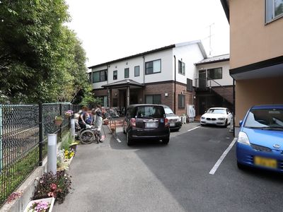 外に人々と車両の外観