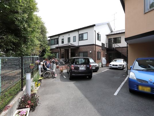 外に人々と車両の外観