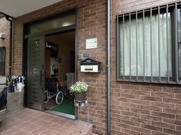 赤レンガ造りのエントランス