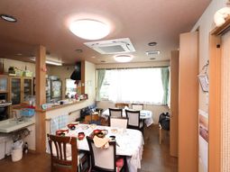 明るい食堂の様子