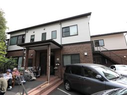 白と茶色の施設外観