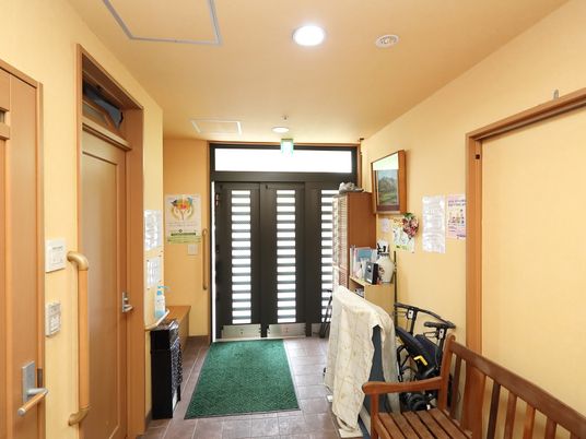 廊下と出入口の様子