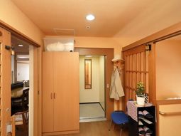 暖色系でまとめた廊下