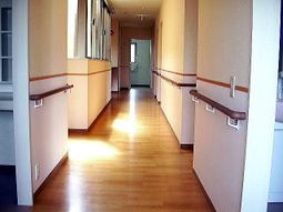 手すり付きの明るい廊下