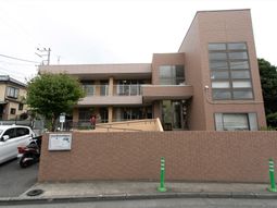 茶色の建物の外観