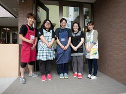 施設前のスタッフ集合写真