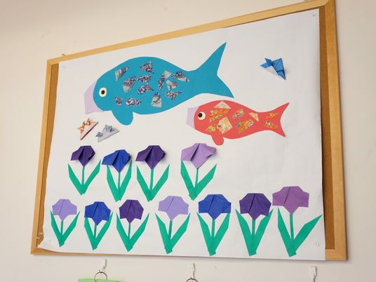 折り紙の魚と花の掲示物