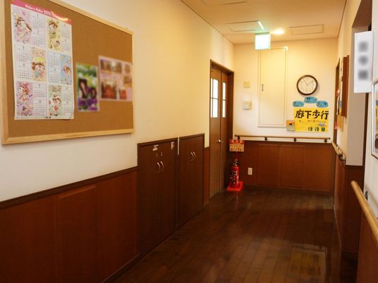 廊下の掲示物と時計