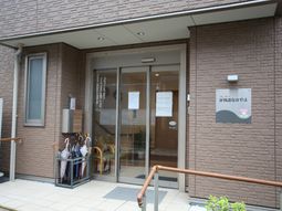 エントランスの明るい外観