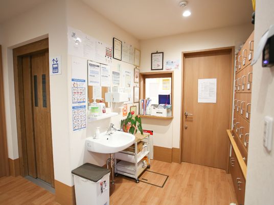 廊下と情報掲示コーナー