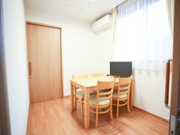 明るい居室のダイニングエリア