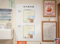 施設案内図が掲示された壁