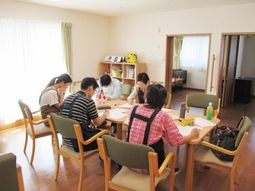 活動中のスタッフと利用者