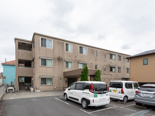 三階建ての建物外観