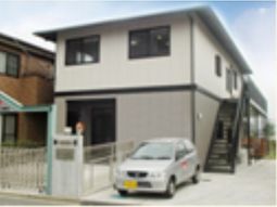 二階建ての建物エントランス