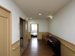 居室のドアが開いている廊下