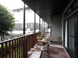 屋根付きの明るいテラス