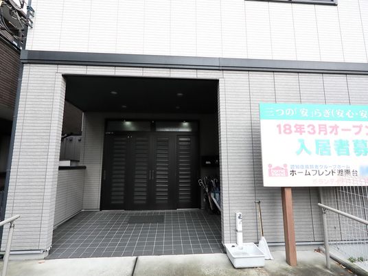 モダンな建物のエントランス