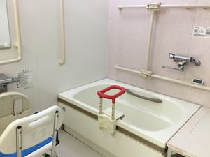 快適な浴槽の浴室
