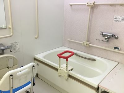 快適な浴槽の浴室