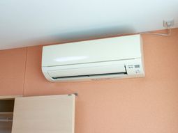 白いエアコンが設置されている室内