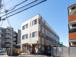 モダンな外観の建物