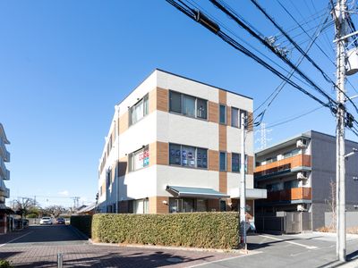 明るい外観の建物