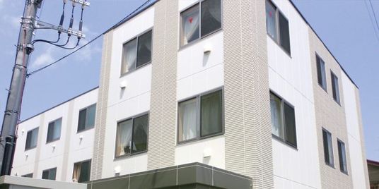 三階建ての建物外観