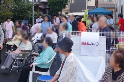 交流する人々の様子