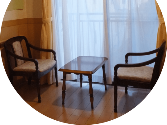 二人掛けの椅子と小机のある部屋  