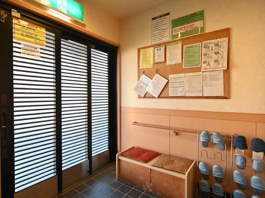 出入口付近の掲示板と靴箱
