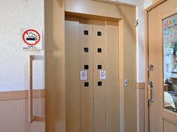 禁煙サインのついたエレベーター