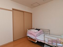 明るい居室の一角