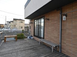 広々したデッキの外観