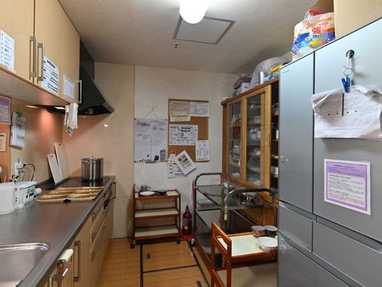 調理スペースと掲示物のある場所