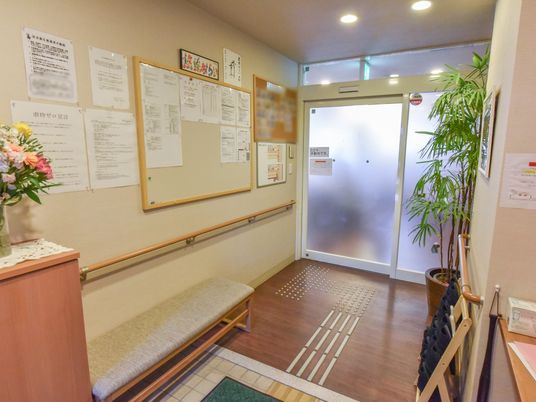 エントランスの角度から見た廊下