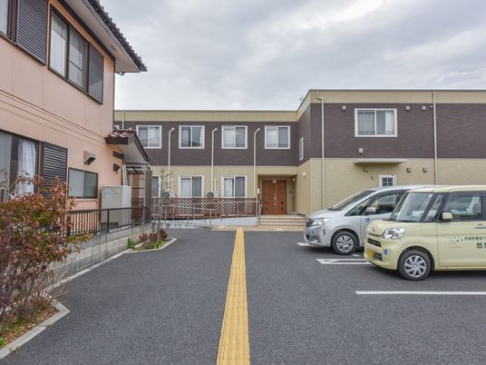 茶色の建物の外観