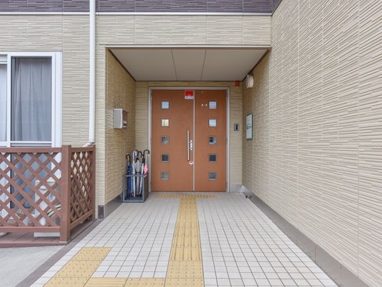 玄関アプローチとドア