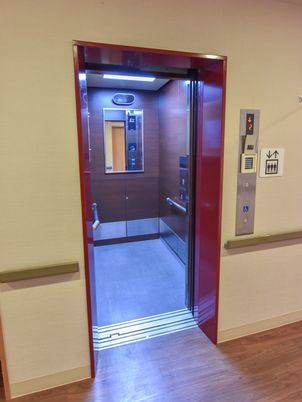 赤茶色のモダンなエレベーター