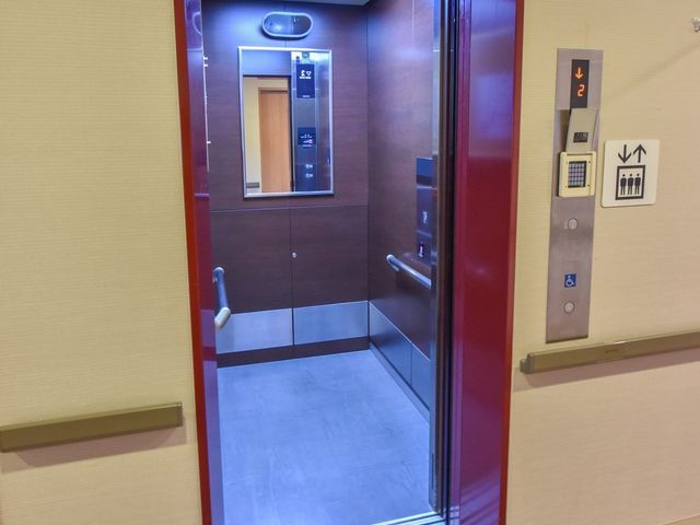 赤茶色のモダンなエレベーター エレベーター 床と同色で洗練されたデザインのエレベーターです。スムーズな移動がサポートされる環境をご確認いただけます。