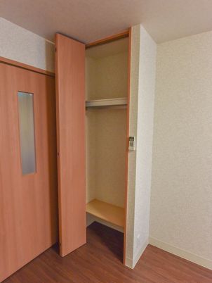 開いたクローゼットの扉
