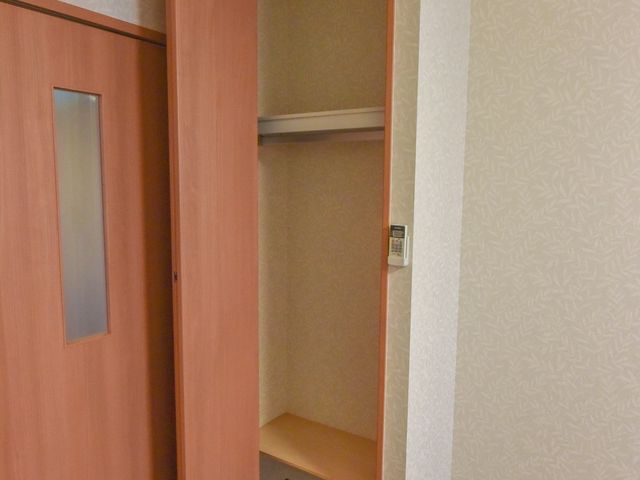 開いたクローゼットの扉 クローゼット ゆとりある造りの居室の収納スペースです。整理整頓がしやすいシンプルなデザインが魅力です。