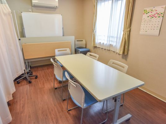 機能訓練用の明るい部屋