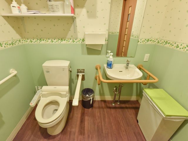 バリアフリー対応トイレ トイレ 手すり付きで安全に配慮された清潔なトイレです。ご高齢者が使いやすい設計になっています。