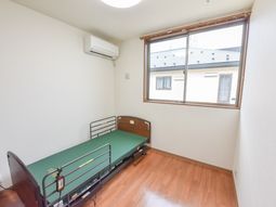 居室内のベッドと窓